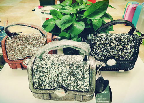 濱沙購物廣場金路達箱包專柜升級在即，服裝清倉大甩賣火熱進行中